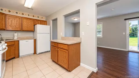 Entry Way - 94 Smith Ave, Islip, NY 11751 photo 2 of 3