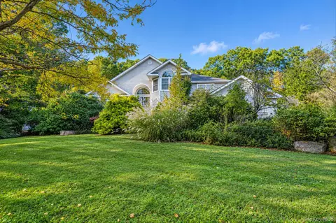 9 Cobbler Ln, Setauket, NY 11733