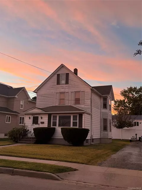 41 Harrison Ave, Lynbrook, NY 11563