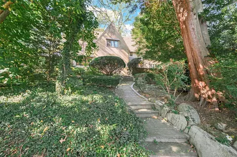 359 Ridge Rd, New York, NY 11363