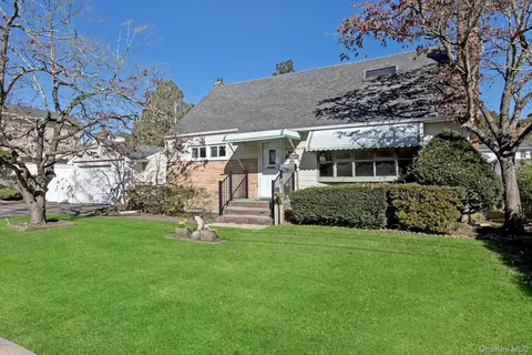 105 N Oak St, Massapequa, NY 11758