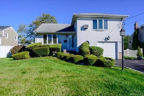 121 Pine St, Massapequa Park, NY 11762