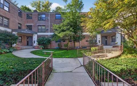 13 Terrace Cir #1-F, North Hempstead, NY 11021