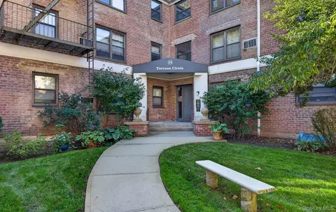 13 Terrace Cir #1-F, North Hempstead, NY 11021
