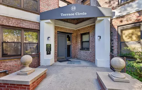 13 Terrace Cir #1-F, North Hempstead, NY 11021