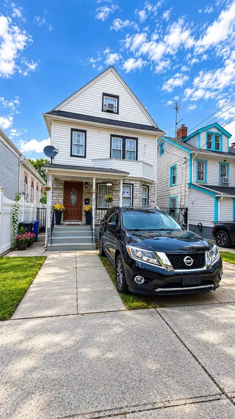 9249 172nd St, Jamaica, NY 11433