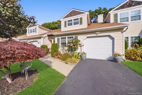 527 Race Pl, Oakdale, NY 11769