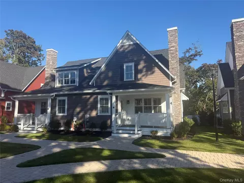 8 Willow Blu Ct, Islip, NY 11730 photo 2
