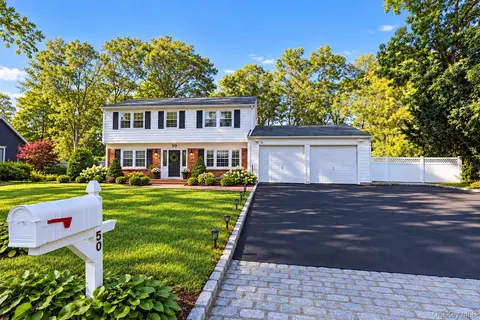 50 Bonnie Ln, Stony Brook, NY 11790
