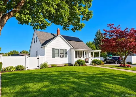 81 Westwood Ave, Deer Park, NY 11729