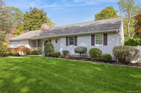 26 Iroquois Ave, Centerport, NY 11721