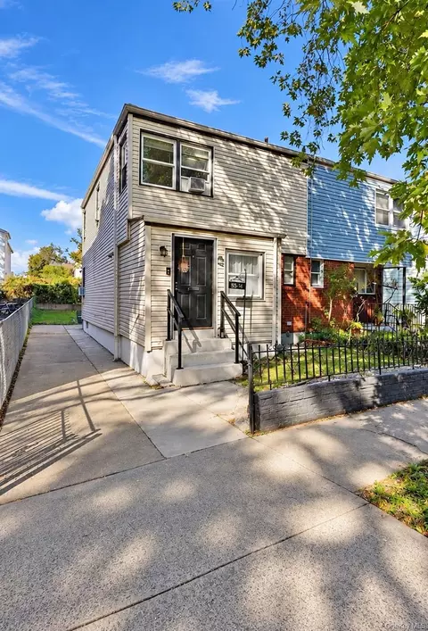 136-10 222nd St, New York, NY 11413