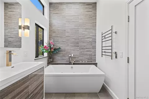 Bath - 9 Deer Run, Rye Brook, NY 10573 photo 2 of 5