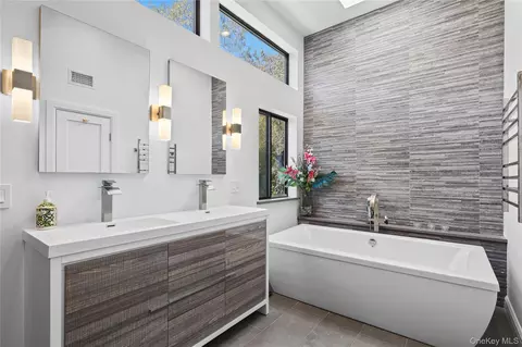Bath - 9 Deer Run, Rye Brook, NY 10573 photo 3 of 5
