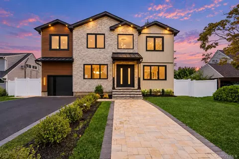 30 Hedge Ln, Westbury, NY 11590