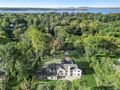 25 W Creek Farms, North Hempstead, NY 11050