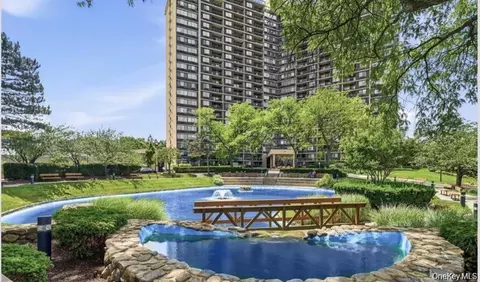 1 Bay Club Dr #11R, Bayside, NY 11360