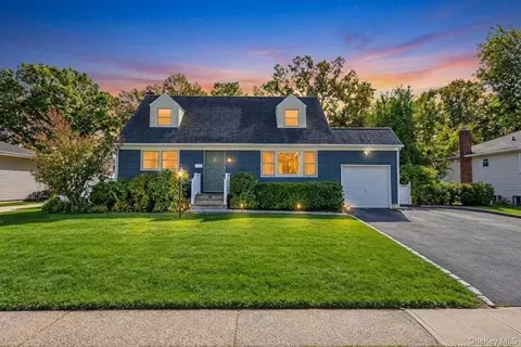 48 Prairie Dr, North Babylon, NY 11703
