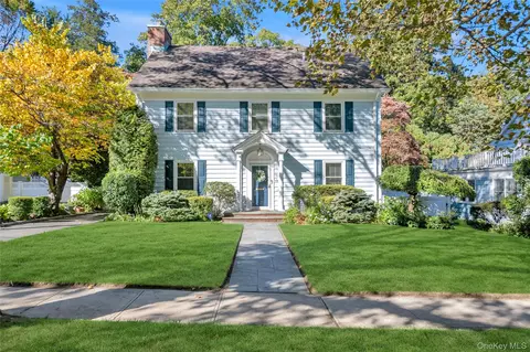 13 Vista Way, North Hempstead, NY 11050