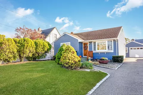 14 Meadow Ln, Amityville, NY 11701