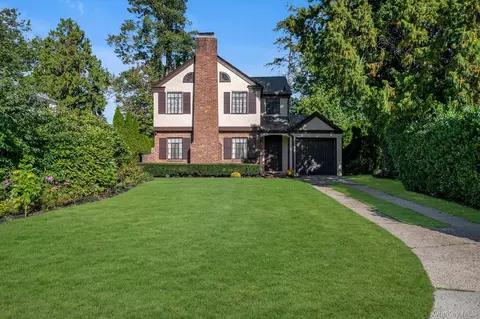23 Stonehenge Rd, North Hempstead, NY 11030