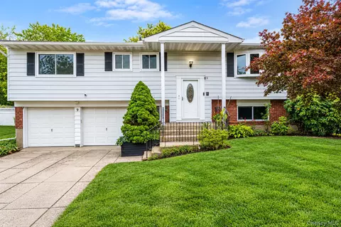 9 Thorman Ln, North Babylon, NY 11703