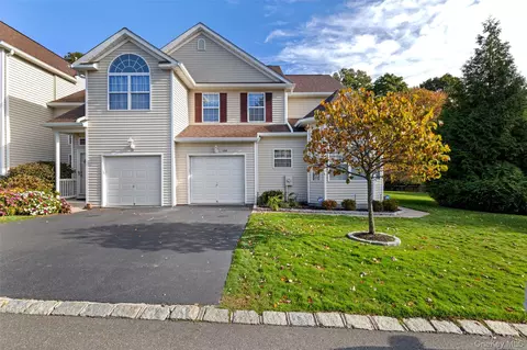 120 Kettles Ln, Medford, NY 11763