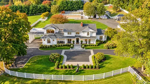 323 Mill Hill Rd, Mill Neck, NY 11765