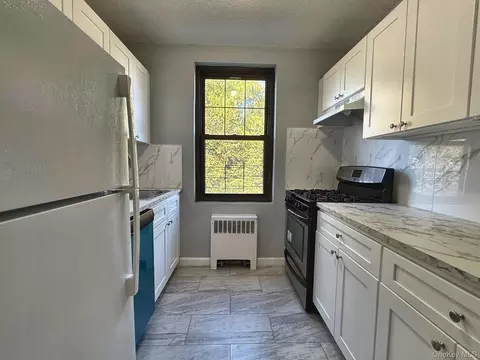 Kitchen - 7043 E Park Dr #B, Flushing, NY 11367 photo 1 of 3