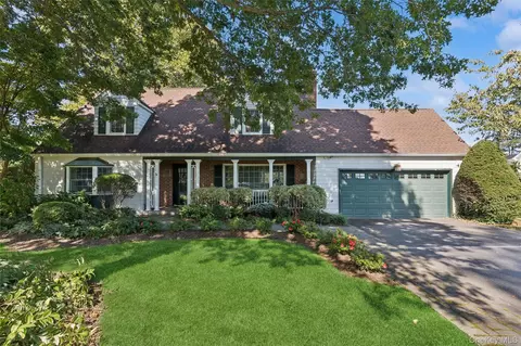 4 Briarcliff Pl, Huntington, NY 11743