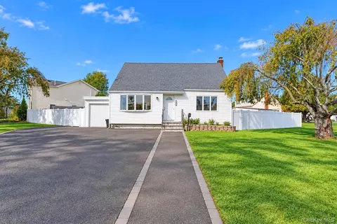 405 17th St, West Babylon, NY 11704