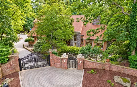 5 Constance Ct, Setauket, NY 11733