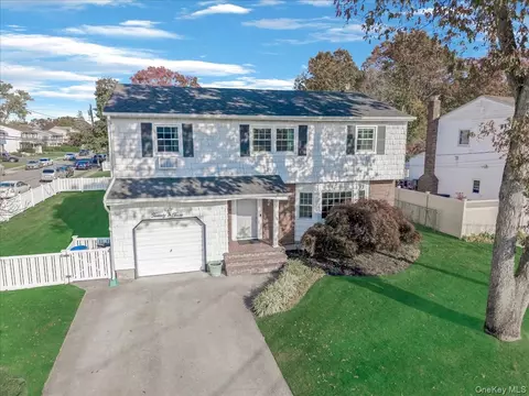 23 Paul Ct, North Babylon, NY 11703