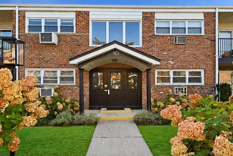 10 Ivy St #5A, Farmingdale, NY 11735