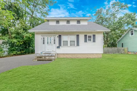 55 E Neck Ct, West Babylon, NY 11704