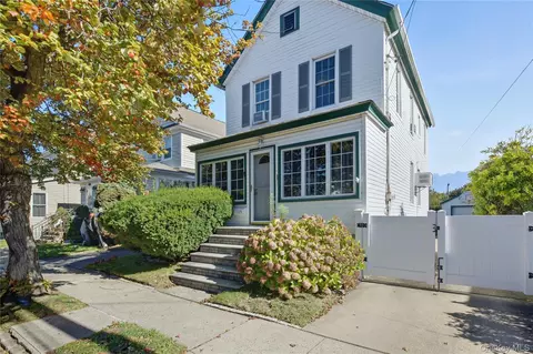 105 Barwick St, North Hempstead, NY 11001