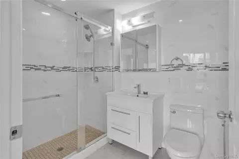 Bath - 45-16 83rd St #E8F, Elmhurst, NY 11373 photo 2 of 2