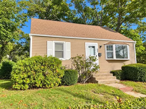 380 Gates Ave W, Lindenhurst, NY 11757