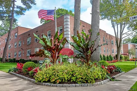 12 Edwards St #1B, North Hempstead, NY 11577