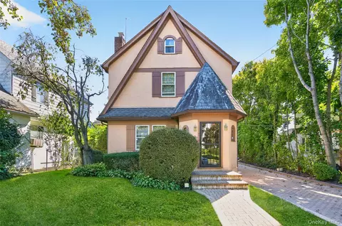 26 Baker Hill Rd, North Hempstead, NY 11023