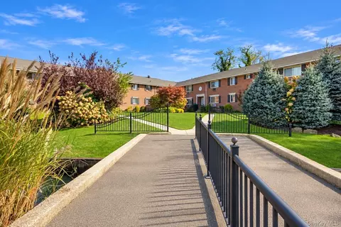 200 Merrick Rd #X, Amityville, NY 11701