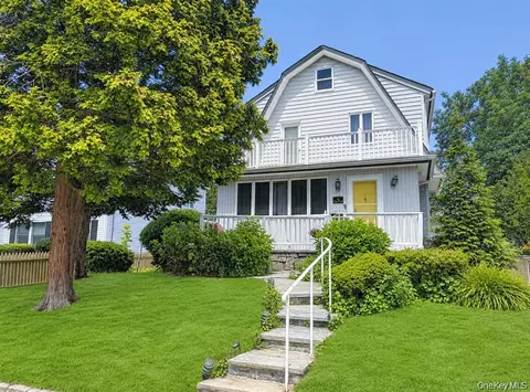4 Spruce Pl, North Hempstead, NY 11021