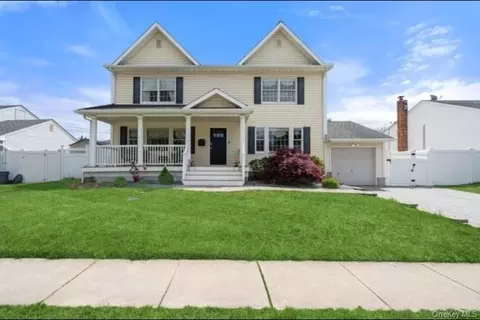 47 Syosset Cir, Syosset, NY 11791