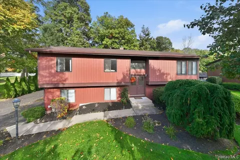 28 Peach St, Nanuet, NY 10954