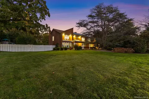 8 Winthrop Dr, Dix Hills, NY 11746