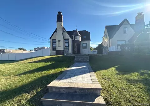 153 Main St, East Rockaway, NY 11518