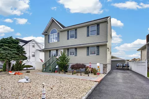 254 E Shore Rd, Lindenhurst, NY 11757