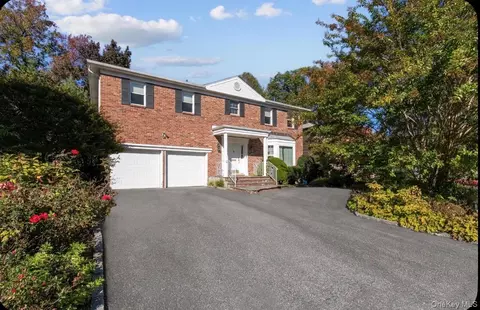 6 Pin Oak Dr, North Hempstead, NY 11576