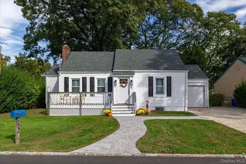 445 Coolidge Dr, Centerport, NY 11721
