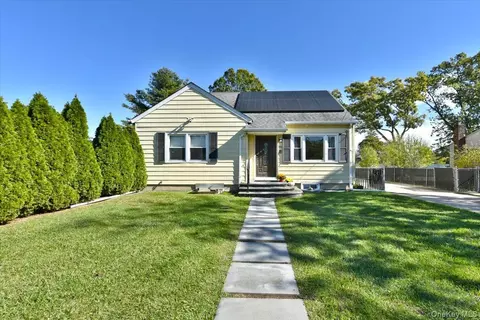 95 Wright Ave, Deer Park, NY 11729